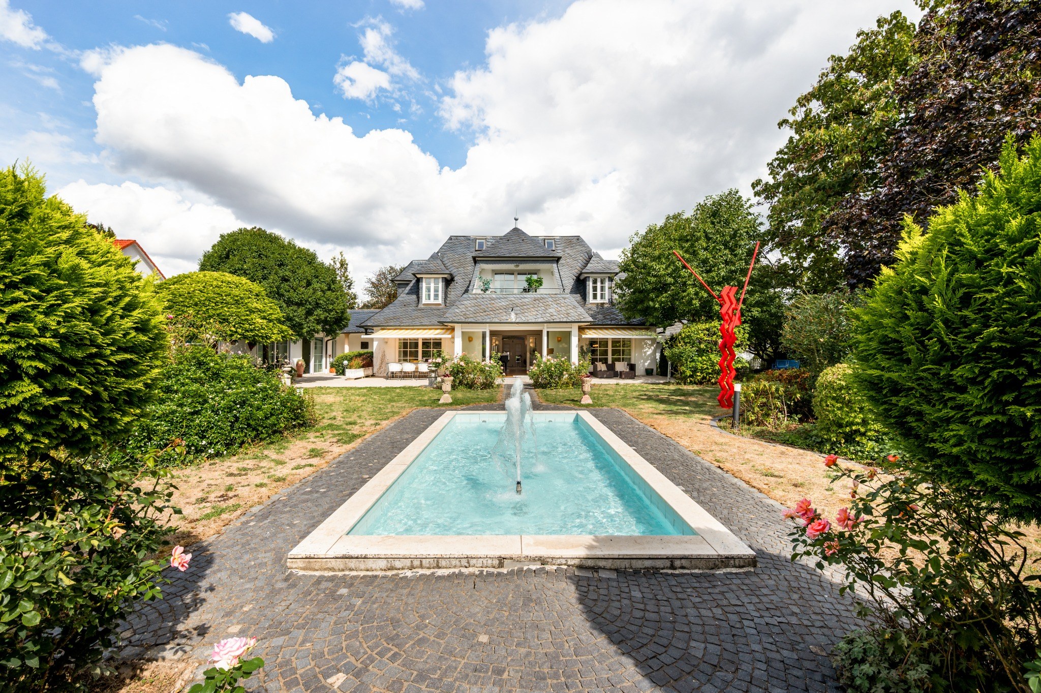 Hochwertige Immobilie mit Pool im Rhein-Main-Gebiet